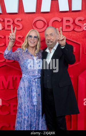 Les philanthropes JOHN PAUL DEJORIA et sa femme ELOISE Broady marchent sur le tapis rouge et posent pour des photographies avant le spectacle des CMT Music Awards au Moody Center d'Austin le 6 avril 2024. Banque D'Images