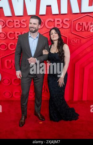 La chanteuse SAM HUNT et sa femme HANNAH HUNT marchent sur le tapis rouge et posent pour des photographies avant le spectacle des CMT Music Awards au Moody Center d'Austin le 6 avril 2024. Banque D'Images