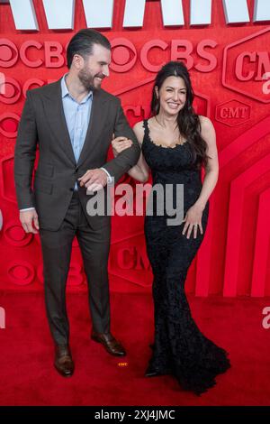 La chanteuse SAM HUNT et sa femme HANNAH HUNT marchent sur le tapis rouge et posent pour des photographies avant le spectacle des CMT Music Awards au Moody Center d'Austin le 6 avril 2024. Banque D'Images