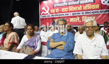 Patna, Inde. 16 juillet 2024. PATNA, INDE - 16 JUILLET : le secrétaire général du CPI-ML Dipankar Bhattacharya et d'autres pendant Rajya Stariya Karyakarta Sammelan 'Haq Do - Wada Nibhao Abhiyan' à Rabindra Bhawan le 16 juillet 2024 à Patna, Inde. (Photo de Santosh Kumar/Hindustan Times/Sipa USA) crédit : Sipa USA/Alamy Live News Banque D'Images