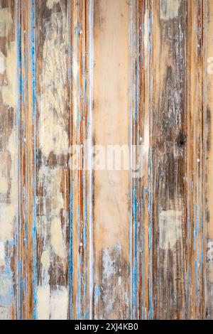 Restauration de la vieille porte - gros plan détail de la porte en bois poncée remplie de mastic en bois montrant des couches de vieille peinture - Royaume-Uni Banque D'Images