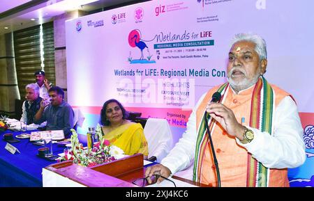 Patna, Inde. 16 juillet 2024. PATNA, INDE - 16 JUILLET : le ministre du Bihar Prem Kumar prononçant sa conférence lors de la consultation régionale des médias sur les zones humides pour la vie à l'Hôtel Panache le 16 juillet 2024 à Patna, en Inde. (Photo de Santosh Kumar/Hindustan Times/Sipa USA) crédit : Sipa USA/Alamy Live News Banque D'Images