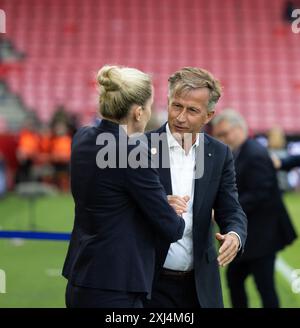 Bergen, Norvège. 16 juillet 2024. Bergen, Norvège, le 16 juillet 2024 : l'entraîneur-chef Gemma Grainger (Norvège) et l'entraîneur-chef Andries Jonker (pays-Bas) sont vus avant le match de football des qualifications européennes féminines de l'UEFA entre la Norvège et les pays-Bas au Brann Stadium de Bergen, Norvège (Ane Frosaker/SPP) crédit : SPP Sport Press photo. /Alamy Live News Banque D'Images