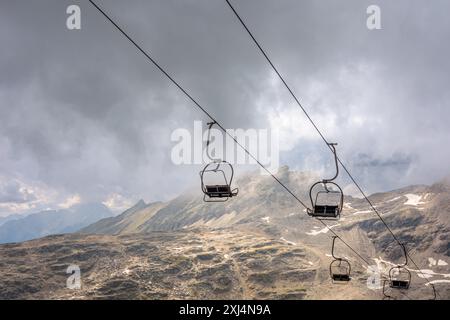 Télésiège vide dans les montagnes à regio Carinthia Autriche Banque D'Images