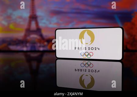 Logo des Jeux Olympiques de Paris devant la photo de la tour Eiffel. Jeux Olympiques de Paris 2024 en France Banque D'Images