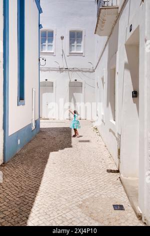 Rue pittoresque à Olhão, Portugal (Algarve) Banque D'Images