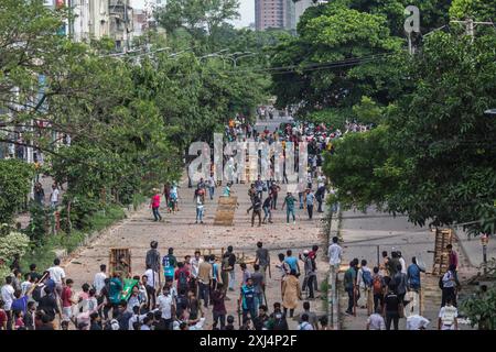 Dhaka, Bangladesh. 16 juillet 2024. Les manifestants anti-quotas et les étudiants soutenant le parti de la Ligue Awami au pouvoir affrontent près du laboratoire scientifique de Dacca . Des groupes étudiants rivaux se sont affrontés au Bangladesh, au moins six personnes étant tuées dans trois districts, y compris la capitale, dans des affrontements entre la Ligue Chhatra et les manifestants de la réforme des quotas aujourd'hui, des manifestants opposés aux quotas pour les emplois gouvernementaux se sont affrontés avec des contre-manifestants fidèles au parti au pouvoir, selon la police. (Photo de Sazzad Hossain/SOPA images/SIPA USA) crédit : SIPA USA/Alamy Live News Banque D'Images