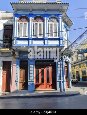 506 façade sud, début des années 1900 bâtiment éclectique de deux étages sur Calles Francisco Aguilera et Monsenor Barnada Street coin nord-ouest. Santiago-Cuba. Banque D'Images