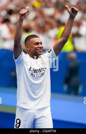 Madrid, Madrid, Espagne. 16 juillet 2024. KYLIAN MBAPPE vu lors de sa présentation en tant que nouveau joueur du Real Madrid à l'Estadio Santiago Bernabeu. (Crédit image : © Alberto Gardin/ZUMA Press Wire) USAGE ÉDITORIAL SEULEMENT! Non destiné à UN USAGE commercial ! Banque D'Images