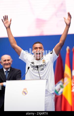 Madrid, Madrid, Espagne. 16 juillet 2024. KYLIAN MBAPPE vu lors de sa présentation en tant que nouveau joueur du Real Madrid à l'Estadio Santiago Bernabeu. (Crédit image : © Alberto Gardin/ZUMA Press Wire) USAGE ÉDITORIAL SEULEMENT! Non destiné à UN USAGE commercial ! Banque D'Images