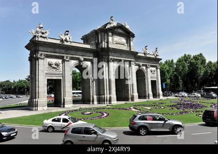 Puerta de Alcala, rotonda de la Plaza de la Independencia, Madrid, Espagne, Europe, arc de triomphe historique avec sculptures décoratives et entouré Banque D'Images