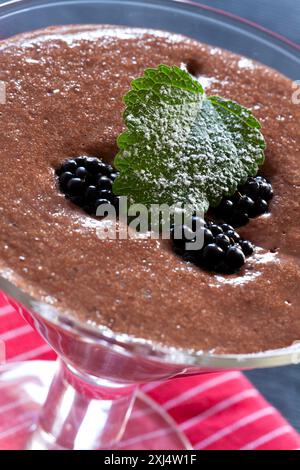 Pudding au chocolat dans un verre Banque D'Images