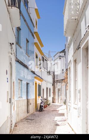 Rue pittoresque à Olhão, Portugal (Algarve) Banque D'Images