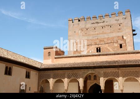 Détail de Comares Tour et Cour des Myrtles ou Cour de la bénédiction dans l'Alhambra de Granda, Espagne Banque D'Images