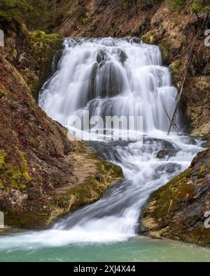 Cascade à Obernachkanal près de Wallgau, Bavière Banque D'Images