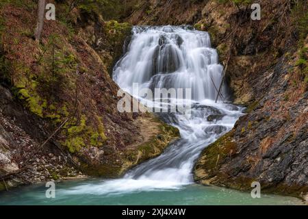 Cascade à Obernachkanal près de Wallgau, Bavière Banque D'Images