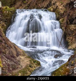 Cascade à Obernachkanal près de Wallgau, Bavière Banque D'Images