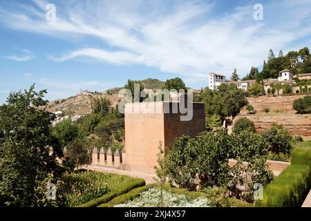 Vue du Palacio de Generalife depuis l'Alhambra de Grenade, Espagne. C'était le palais d'été des Émirs nasrides pendant le règne maure Banque D'Images