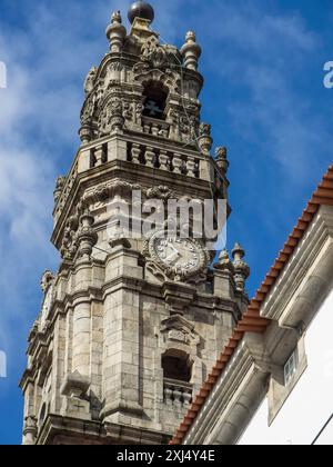 Gros plan d'un clocher historique avec une horloge devant un ciel bleu, Porto, Douro, Portugal Banque D'Images