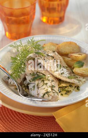 Filets de merlan poêlés aux herbes Banque D'Images