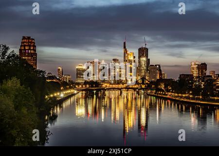 Horizon de Francfort-sur-le-main dans la soirée, gratte-ciel dans le quartier bancaire dans la soirée. Francfort-sur-le-main, Hesse, Allemagne Banque D'Images
