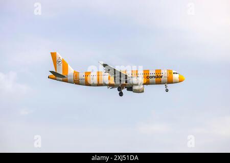 Avion en approche, Condor Airbus A320-200, Fraport. Francfort-sur-le-main, Hesse, Allemagne Banque D'Images