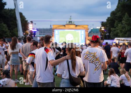 Les fans de Fassball célèbrent et rassemblent des informations dans la zone des fans au Brandenburg Tor après l'interruption de la manche du 16 match entre l'Allemagne Banque D'Images