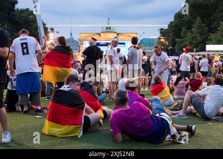 Les fans de Fassball célèbrent et rassemblent des informations dans la zone des fans au Brandenburg Tor après l'interruption de la manche du 16 match entre l'Allemagne Banque D'Images