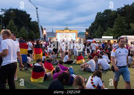 Les fans de Fassball célèbrent et rassemblent des informations dans la zone des fans au Brandenburg Tor après l'interruption de la manche du 16 match entre l'Allemagne Banque D'Images