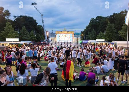 Les fans de Fassball célèbrent et rassemblent des informations dans la zone des fans au Brandenburg Tor après l'interruption de la manche du 16 match entre l'Allemagne Banque D'Images