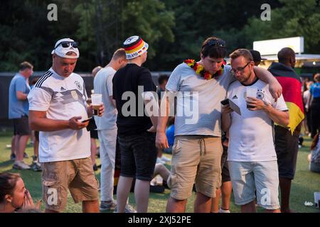 Les fans de Fassball célèbrent et rassemblent des informations dans la zone des fans au Brandenburg Tor après l'interruption de la manche du 16 match entre l'Allemagne Banque D'Images