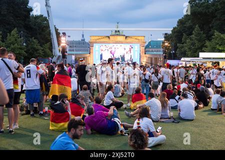 Les fans de Fassball célèbrent et rassemblent des informations dans la zone des fans au Brandenburg Tor après l'interruption de la manche du 16 match entre l'Allemagne Banque D'Images