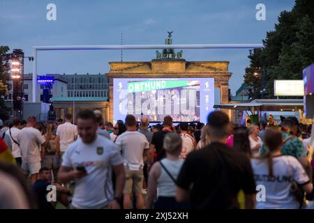 Les fans de Fassball célèbrent et rassemblent des informations dans la zone des fans au Brandenburg Tor après l'interruption de la manche du 16 match entre l'Allemagne Banque D'Images