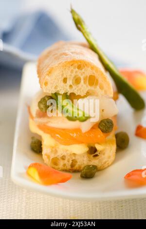 Mini sandwich au saumon fumé, aux asperges vertes et aux câpres Banque D'Images