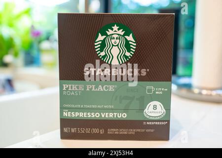 ÉTATS-UNIS. 07 mai 2024. Gros plan d'un paquet de capsules Starbucks Nespresso Vertuo dans une cuisine domestique, Lafayette, Californie, 7 mai 2024. (Photo Smith Collection/Gado/Sipa USA) crédit : Sipa USA/Alamy Live News Banque D'Images