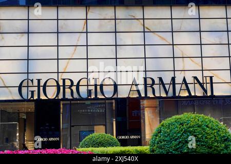 Promenade à Chongqing, province de Chongqing, Chine, Asie, façade d'un magasin Giorgio Armani avec logo de marque dans une zone commerciale, Chongqing Banque D'Images