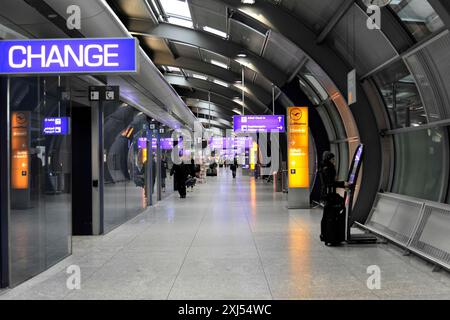 Aéroport de Francfort, Francfort-sur-le-main, Hesse, Allemagne, Europe, long couloir dans l'aéroport avec un éclairage moderne et des panneaux violets, plusieurs portes vitrées Banque D'Images