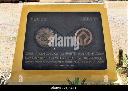 Site du patrimoine mondial de l'UNESCO Monte Alban, Oaxaca, Mexique, Amérique centrale, tablette de pierre avec inscriptions décrivant Monte Alban au Mexique comme une UNESCO Banque D'Images