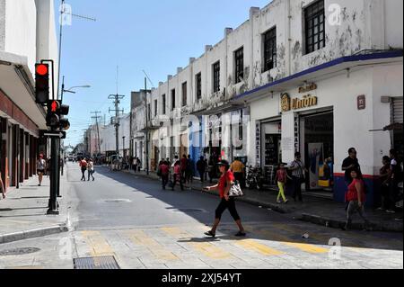 Merida, Yucatan, Mexique, Amérique centrale, rue urbaine avec piétons, vieux bâtiments et divers magasins Banque D'Images