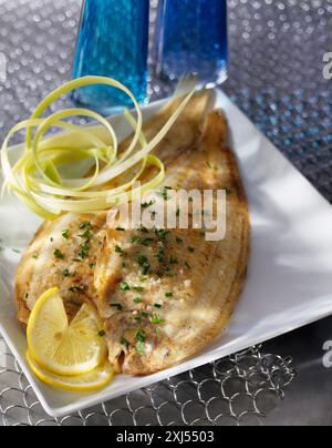 Semelles poêlées avec herbes et citron Banque D'Images