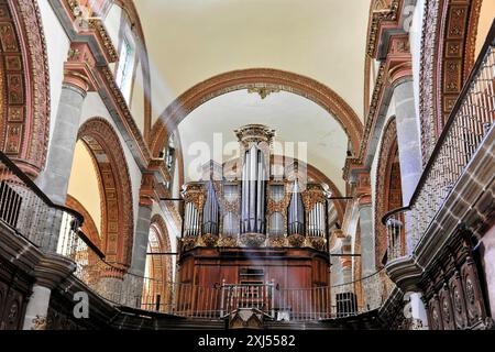 Oaxaca, Mexique, Amérique centrale, orgue baroque dans une église avec des tuyaux richement décorés et caisse en bois Banque D'Images