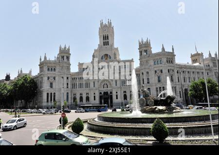 Bureau de poste, Palacio de Comunicaciones, Madrid, Espagne, Europe, grand bâtiment impressionnant avec fontaine au centre d'une place animée avec des voitures Banque D'Images