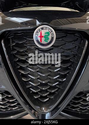 Calandre Scudetto avec blason emblème logo d'Alfa Romeo avec des parties de blason du duché de Milan Milano croisé serpent, international Banque D'Images