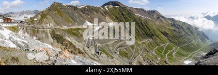 Vue panoramique sur la rampe est rampe nord pour monter à 2757 2758 mètres de haut col route col de montagne col alpin avec serpentines virages serrés Banque D'Images