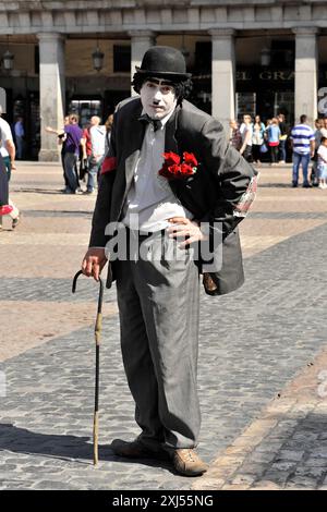 Charles Chaplin imitateur, artiste de rue, Madrid, Espagne, Europe, artiste de rue en costume avec bâton de marche sur une place historique Banque D'Images