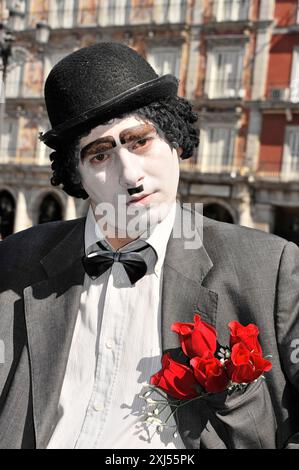 Charles Chaplin imitateur, artiste de rue, Madrid, Espagne, artiste de rue avec visage peint en blanc et costume brodé rose, Madrid, Espagne Banque D'Images