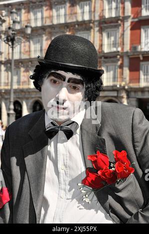 Charles Chaplin imitateur, artiste de rue, Madrid, Espagne, portrait d'un artiste de rue avec des roses rouges dans sa poche devant un historique Banque D'Images