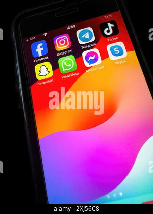 Applications programmes icônes pour le logiciel sur l'affichage de l'appareil intelligent smartphone téléphone mobile téléphone iPhone IOS pour chat chats contacts sociaux sur Internet Banque D'Images