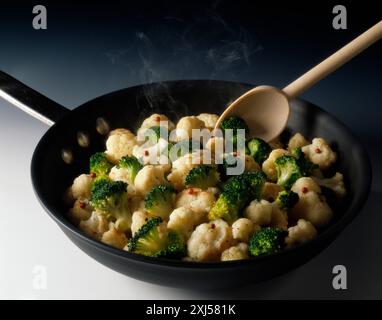 Sauter le brocoli et le chou-fleur Banque D'Images