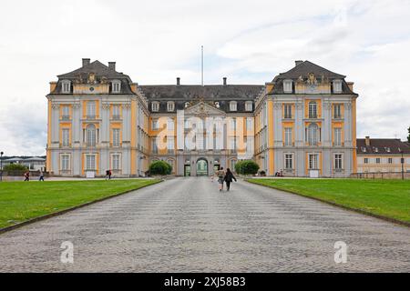 Château d'Augustusburg également connu sous le nom de château de Bruehl, façade est, Bruehl, Rhénanie du Nord-Westphalie, Allemagne Banque D'Images